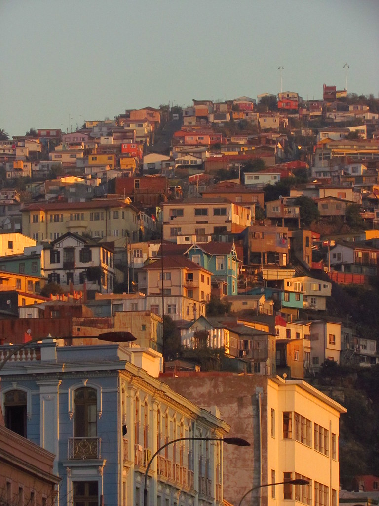 Cena de reportagem: cerrros Porteños Valparaíso Kathe Tarque Flickr, no trecho “De carro pela Ruta 68”