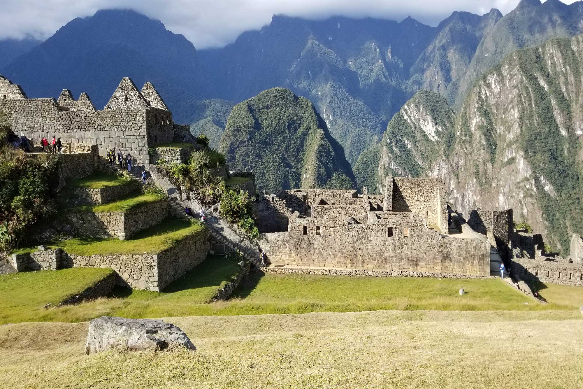 Cena de reportagem: huayna Picchu and Machu Picchu on different days, no trecho “Como chegar a Machu Picchu”