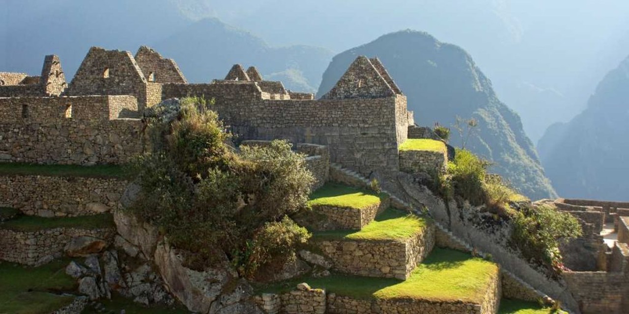Cena de reportagem: explore Machu Picchu, Peru in 2026 : A complete Guide! (Updated), no trecho “Quando sair do povoado para a cidadela”