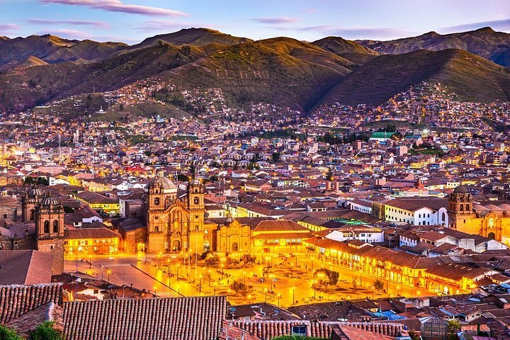 Cena de reportagem: pLAZA DE ARMAS: All You SHOULD Know Before Going (2026), no trecho “As estações do ano no Peru”