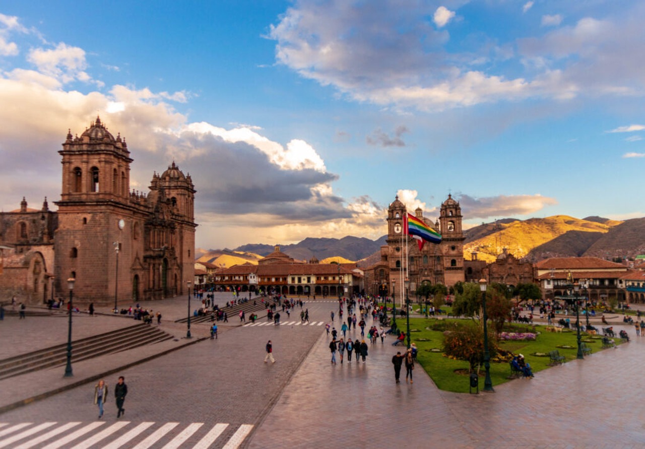Cena de reportagem: main streets and squares of Cusco - Machu Picchu Wayna, no trecho “Fuso horário”