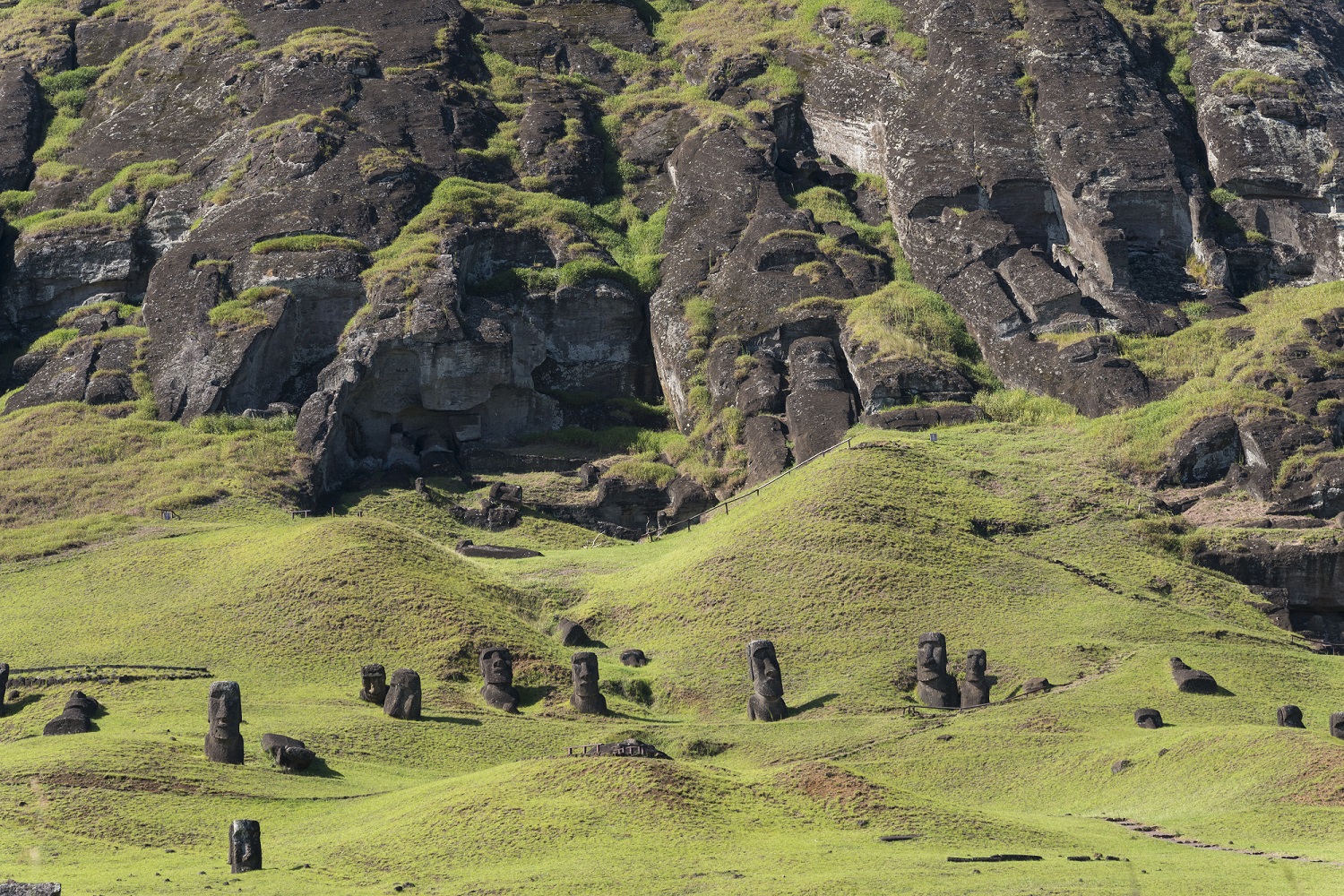 Cena de reportagem: rapa Nui National Park: protection, heritage, and living culture - Beyond the Mo, no trecho “Como se locomover na ilha”