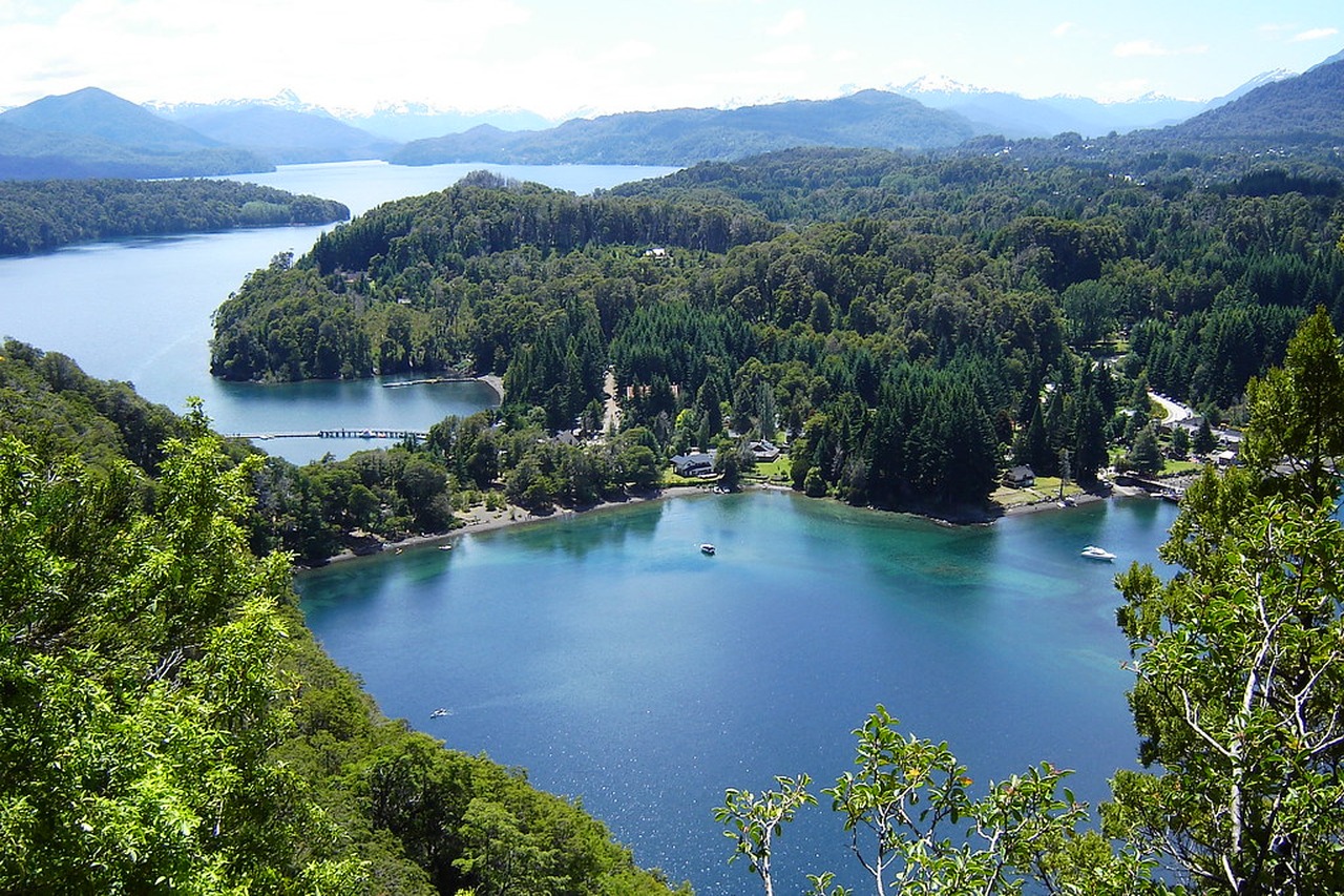 Cena de reportagem: patagonia - Villa La Angostura Villa La Angostura es una l. Flickr, no trecho “Dados da vila”