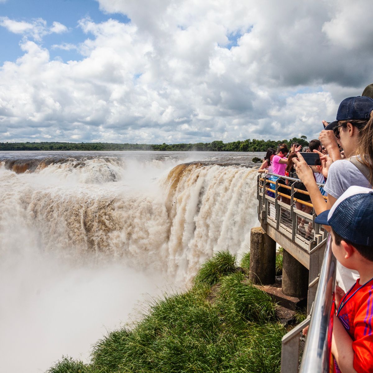 Cena de reportagem: cataratas do Iguaçu em Foz do Iguaçu: conheça uma das 7 Maravilhas da Natureza, no trecho “Refúgio Güirá Ogá”