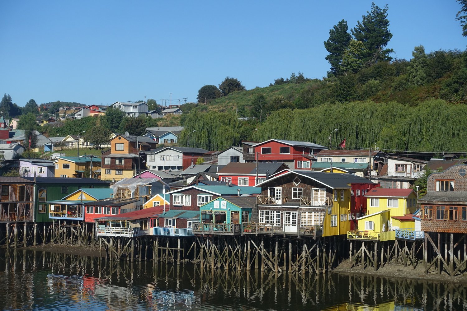 Cena de reportagem: chilean Road Trip - Santiago to Puerto Montt - Dodgy Knees, no trecho “Como se locomover e o que levar”