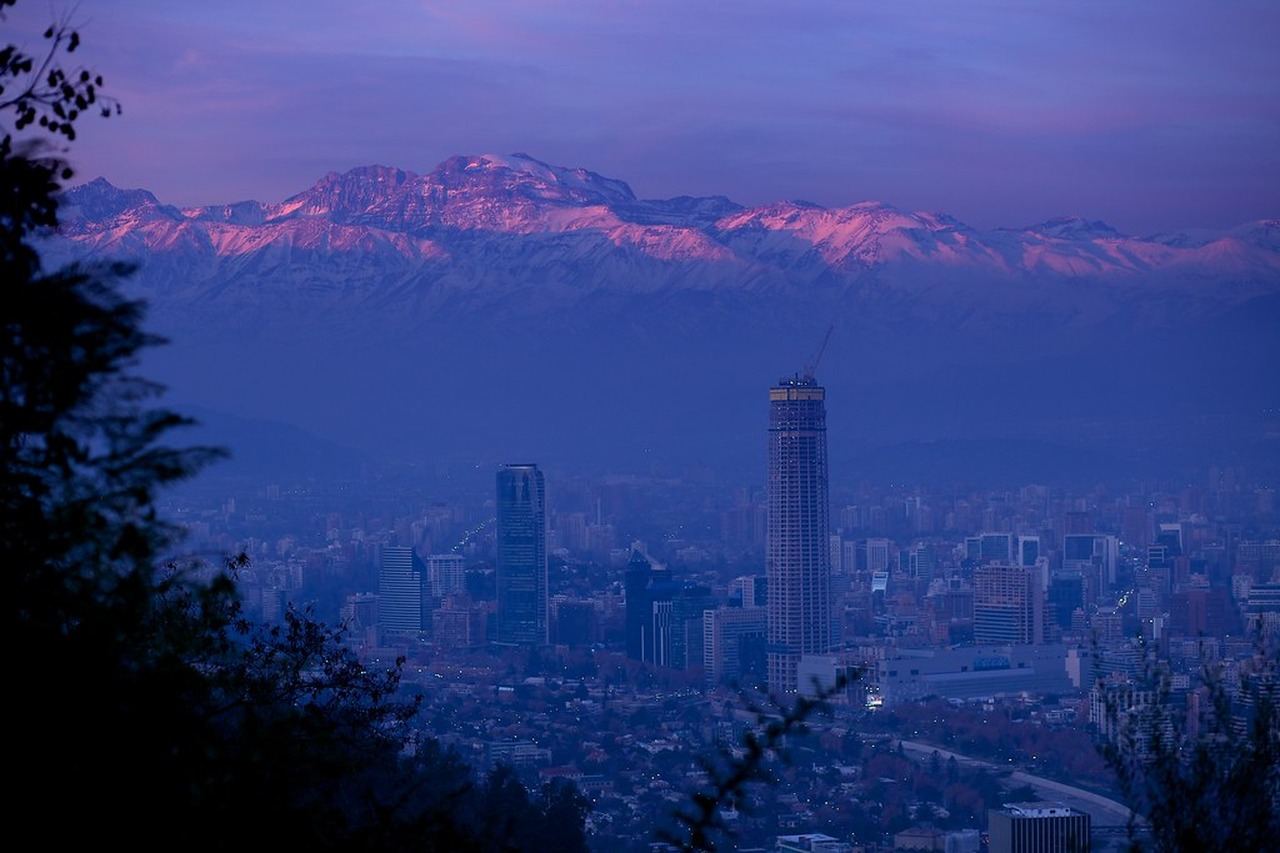 Cena de reportagem: santiago, Chile Dusk over Santiago, Chile, and the Andes m. Flickr, no trecho “Segurança”
