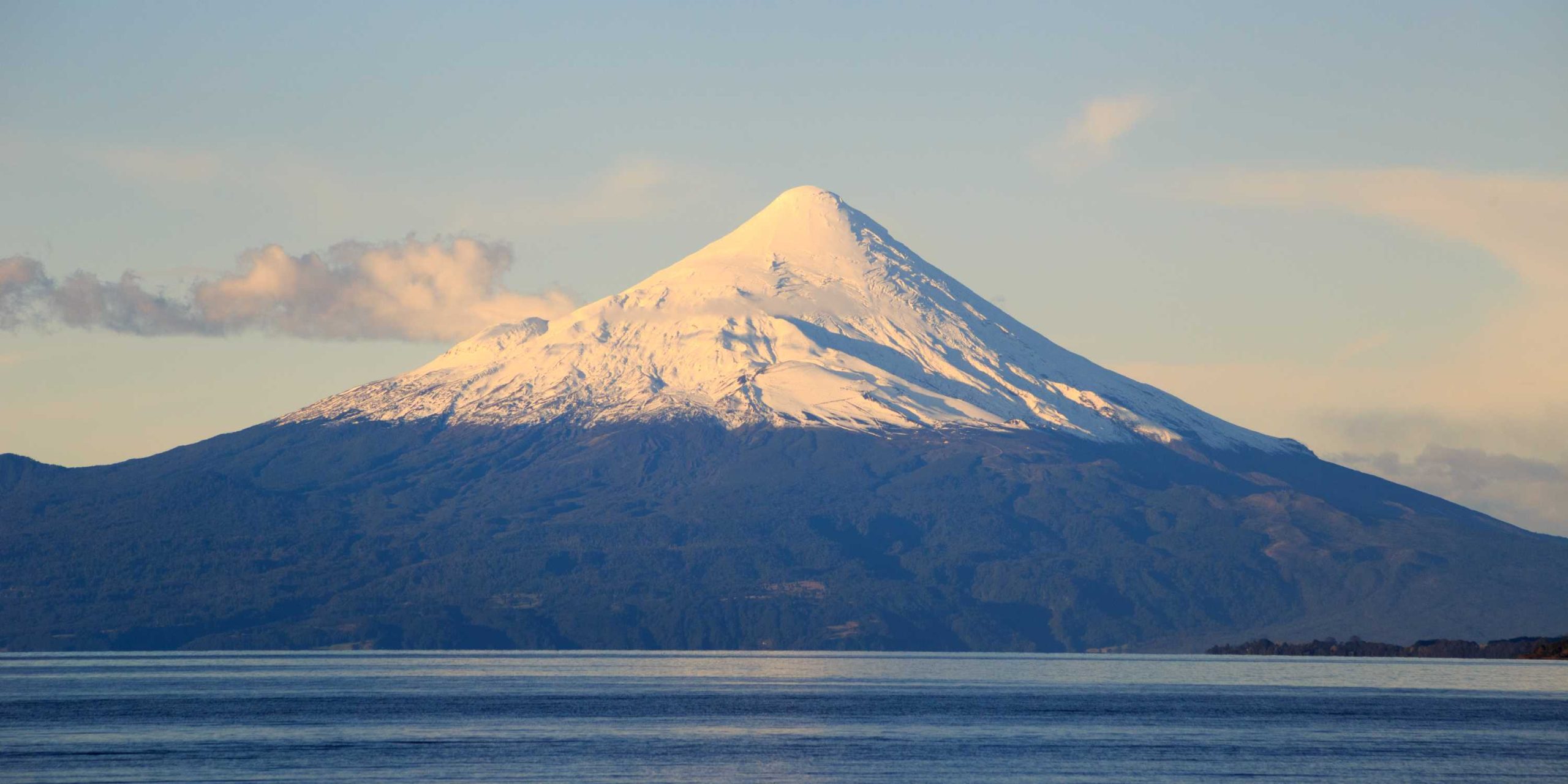 Cena de reportagem: adventure on Lake Llanquihue: Puerto Varas and the Osorno Volcano, no trecho “Por terra desde Santiago”