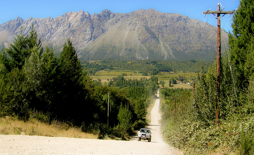 Cena de reportagem: mount Piltriquitron, El Bolsón, no trecho “Dados da cidade”