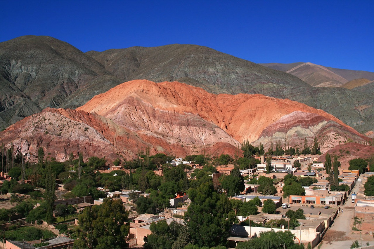 Cena de reportagem: cerro de los Siete Colores, Purmamarca The Hill of Seven C. Flickr, no trecho “Dados da vila”