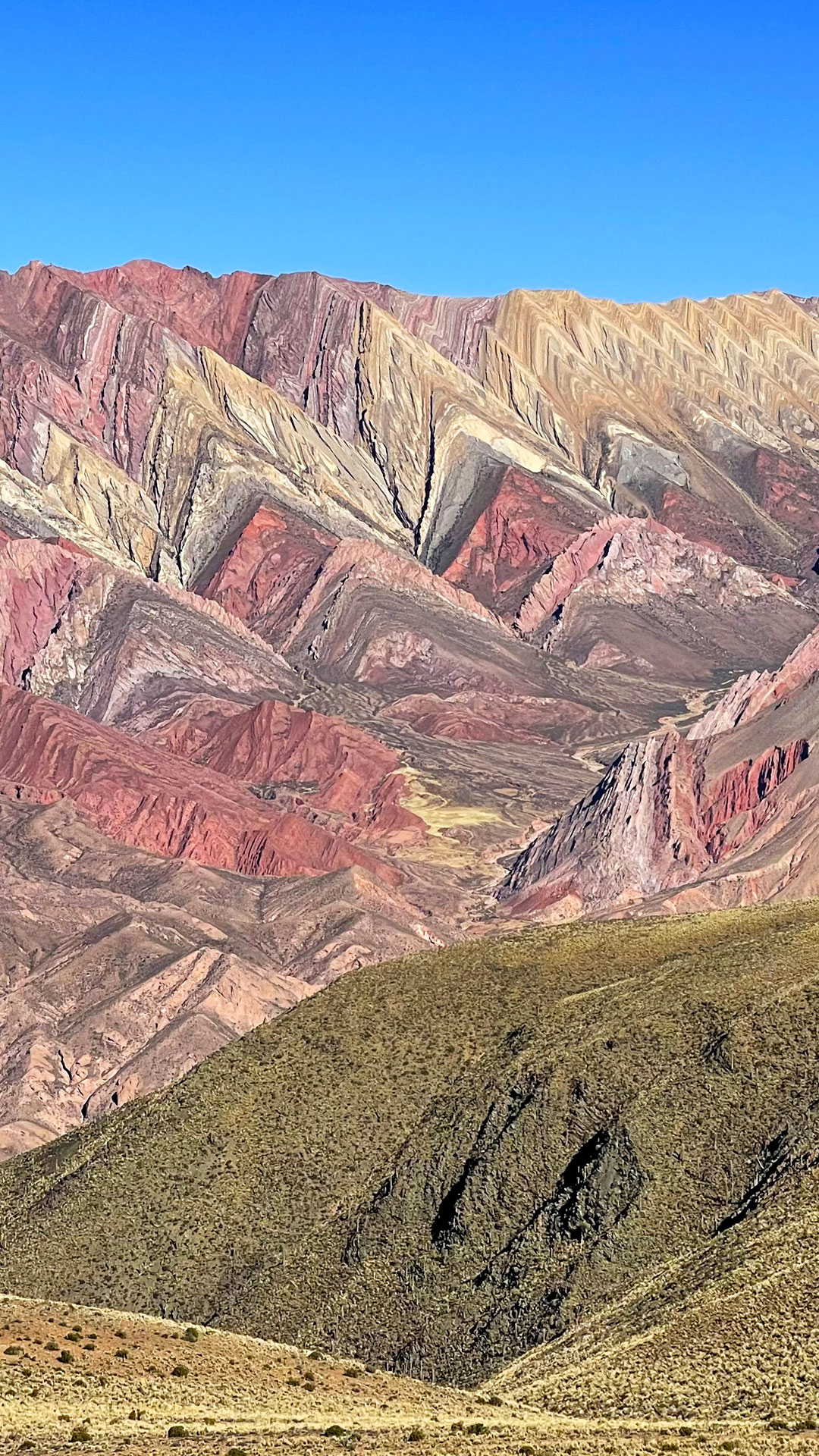 Cena de reportagem: multicolored mountains Serranía del Hornocal, Humahuaca, Jujuy, Argentina Window, no trecho “O clima e as chuvas de verão”