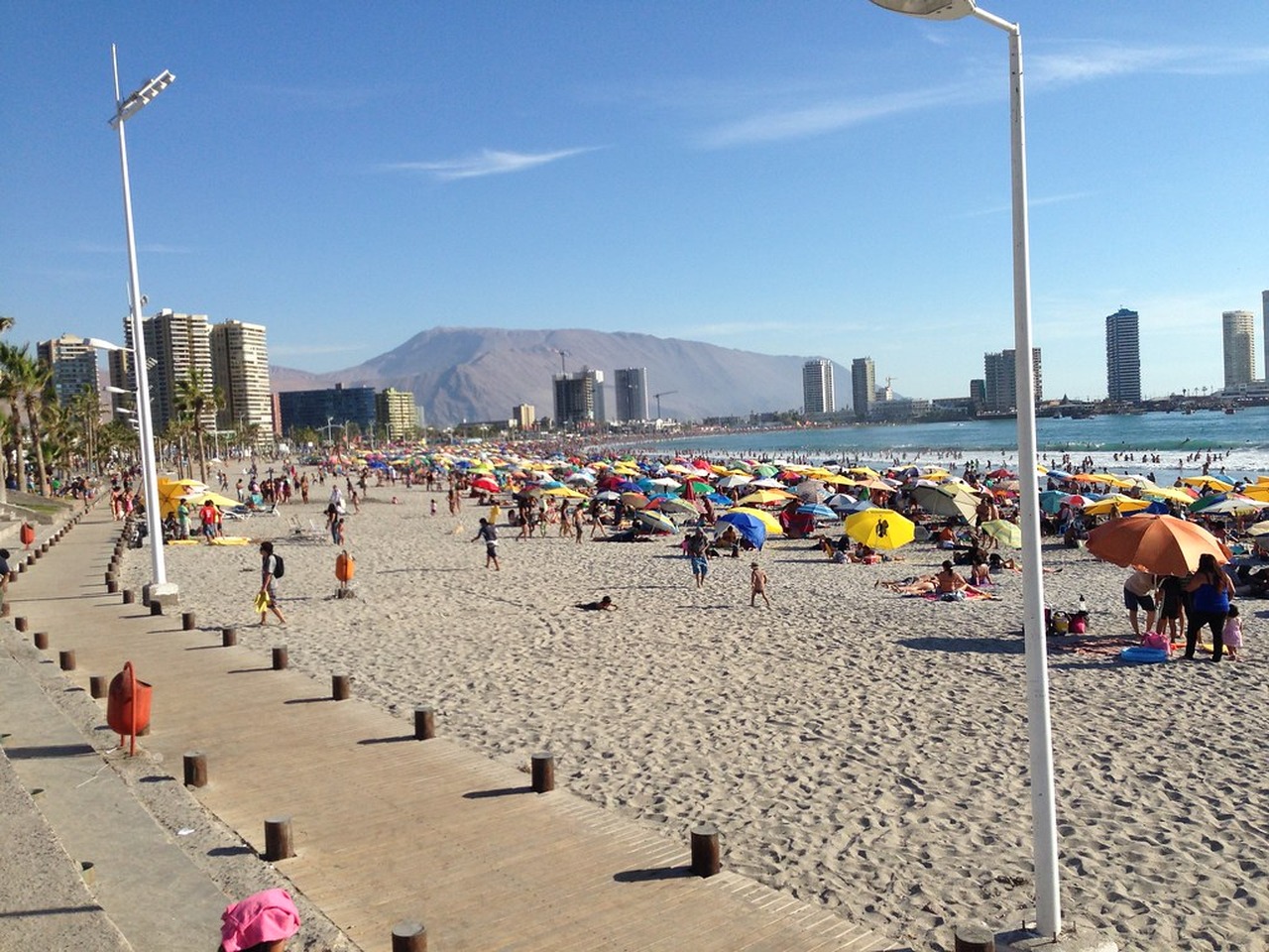 Cena de reportagem: playa Cavancha, Iquique, Chile nell haynes Flickr, no trecho “Por terra”