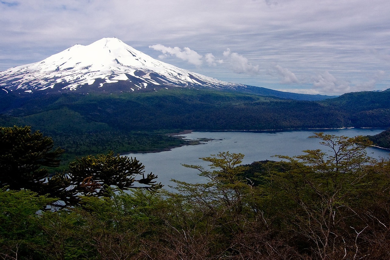 Cena de reportagem: laguna Conguillío and Volcán Llaima in Parque Nacional Con. Flickr, no trecho “Roteiros sugeridos”