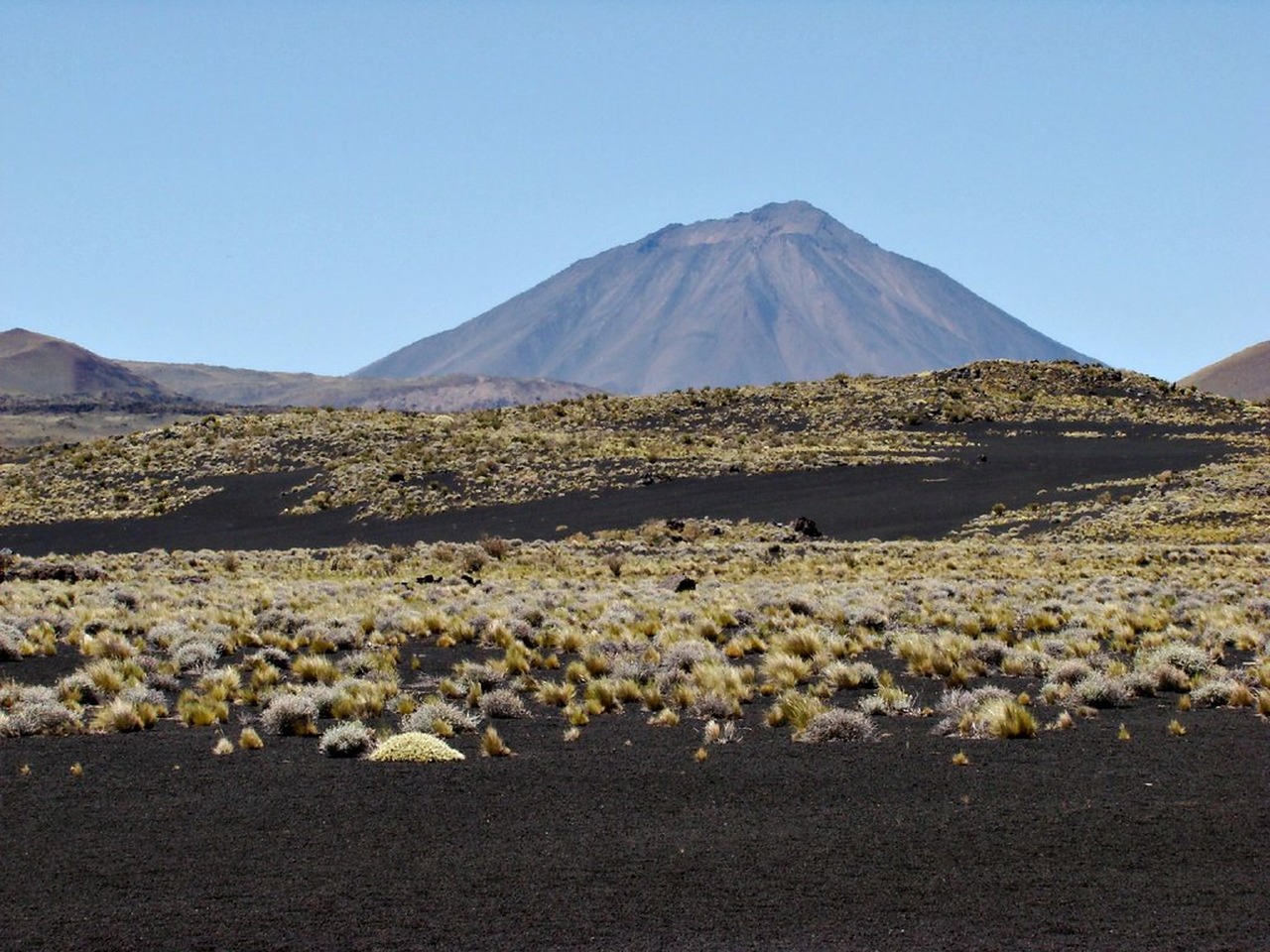 Cena de reportagem: malargüe - La Payunia - Volcán Payún Matru Volcán Payún Ma. Flickr, no trecho “O clima e o que levar”