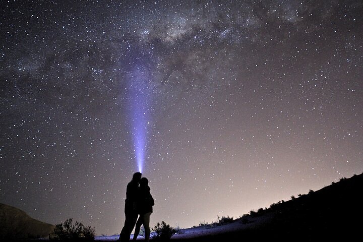 Cena de reportagem: aTUALIZADO 2026) Caminhada exclusiva para contemplação das estrelas ao pôr  do sol no Vale Elqui, no trecho “Por terra desde Santiago”