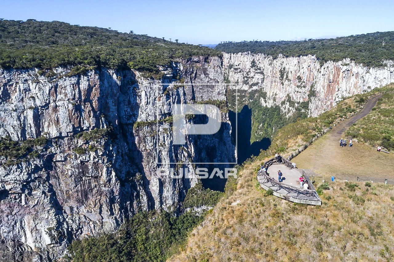 Cena de reportagem: vista de drone do mirante do Cânion Itaimbezinho na Trilha do Cotovelo -  Parque Nacional de Aparados da Serra, no trecho “O cânion que a trilha mostra”
