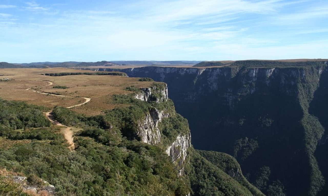Cena de reportagem: aparados da Serra: um roteiro pelos grandes cânions brasileiros - Jornal O  Globo, no trecho “Neblina e animais de estimação”