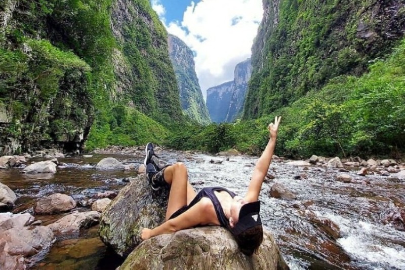 Cena de reportagem: trilha do Rio do Boi - Canyons \u0026 Peraus, no trecho “Como é o percurso”