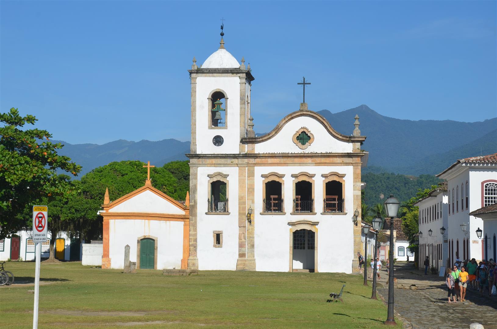 Cena de reportagem: igreja de Santa Rita - Paraty - RJ, no trecho “O que ver no Centro Histórico”