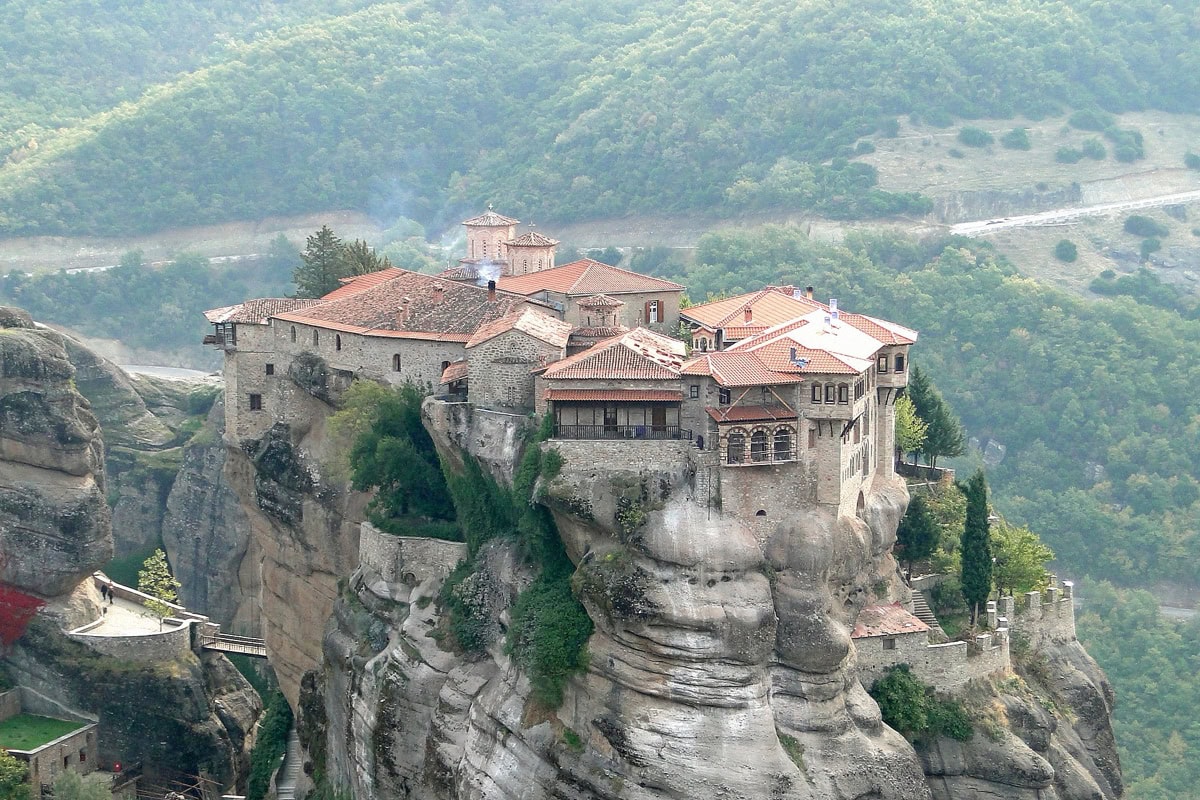 Cena de reportagem: meteora na Grécia: guia completo 2026 dos mosteiros, no trecho “O que muda no inverno”