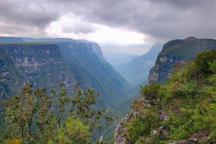 Cena de reportagem: 2026 English Speaking Private Tour To Canyons Fortaleza, Itaimbezinho (with Revi, no trecho “Como escolher entre os dois”
