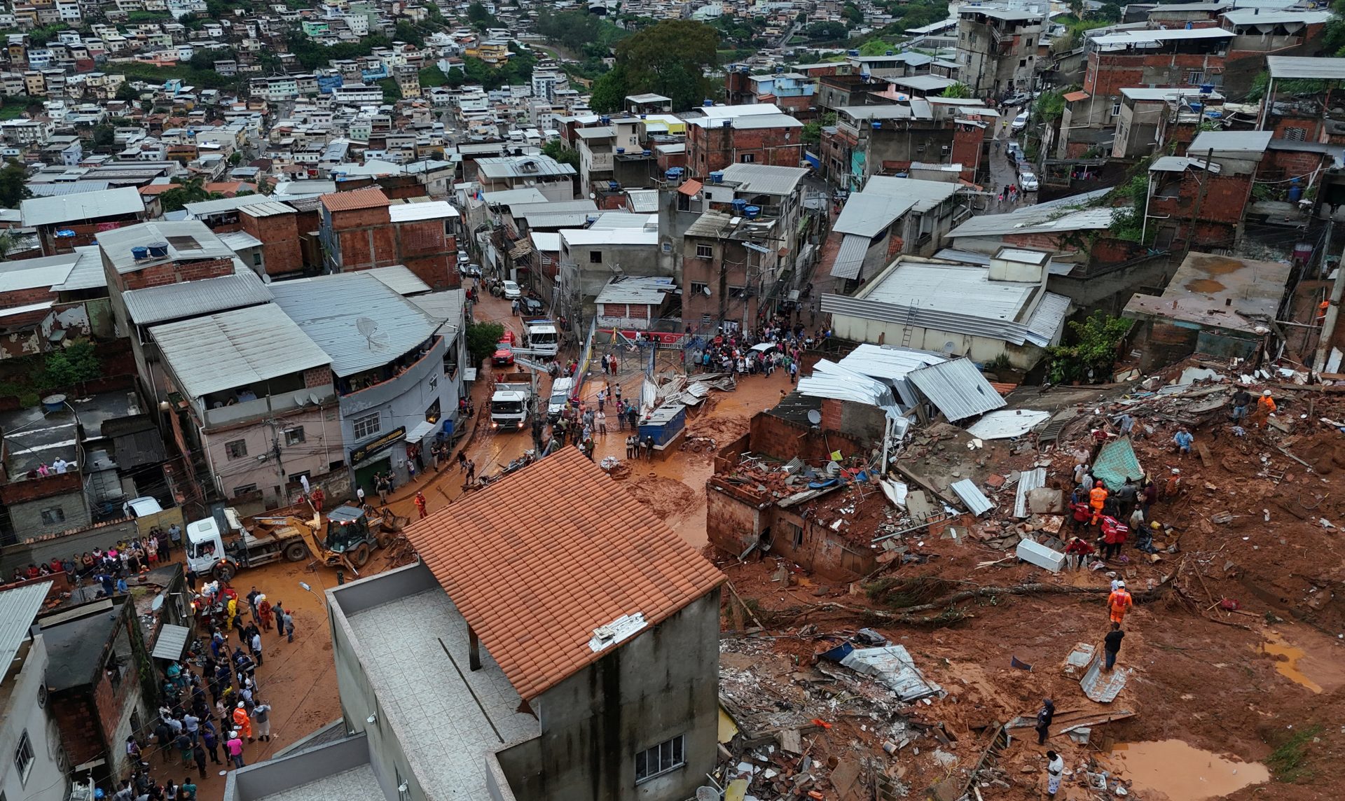 Cena de reportagem: at least 30 dead after heavy rains hit southeastern Brazil, 39 missing, no trecho “O que é aviso de acumulado de chuva”