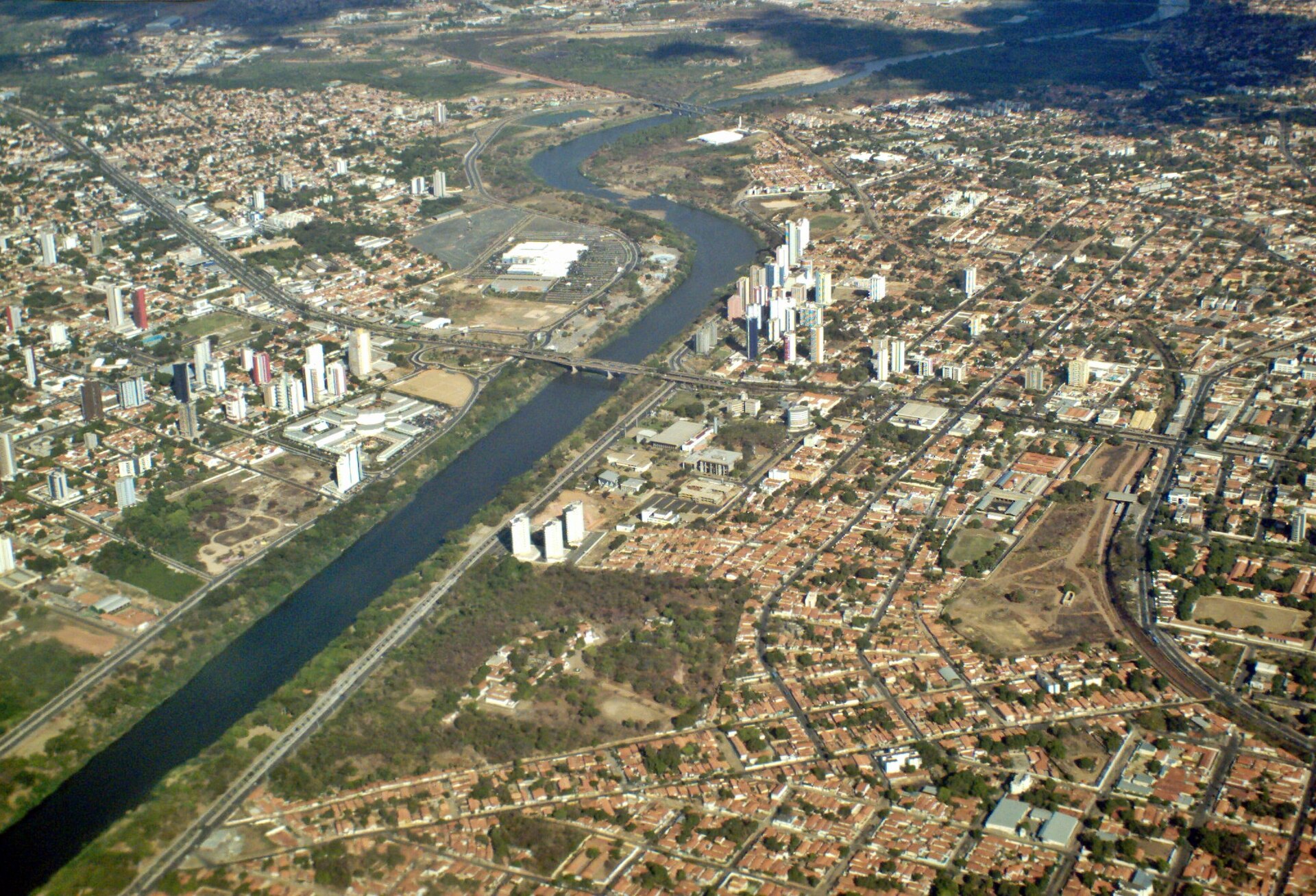 Cena de reportagem: file:Teresina Rio Poti.JPG - Wikipedia, no trecho “Como se proteger do calor”