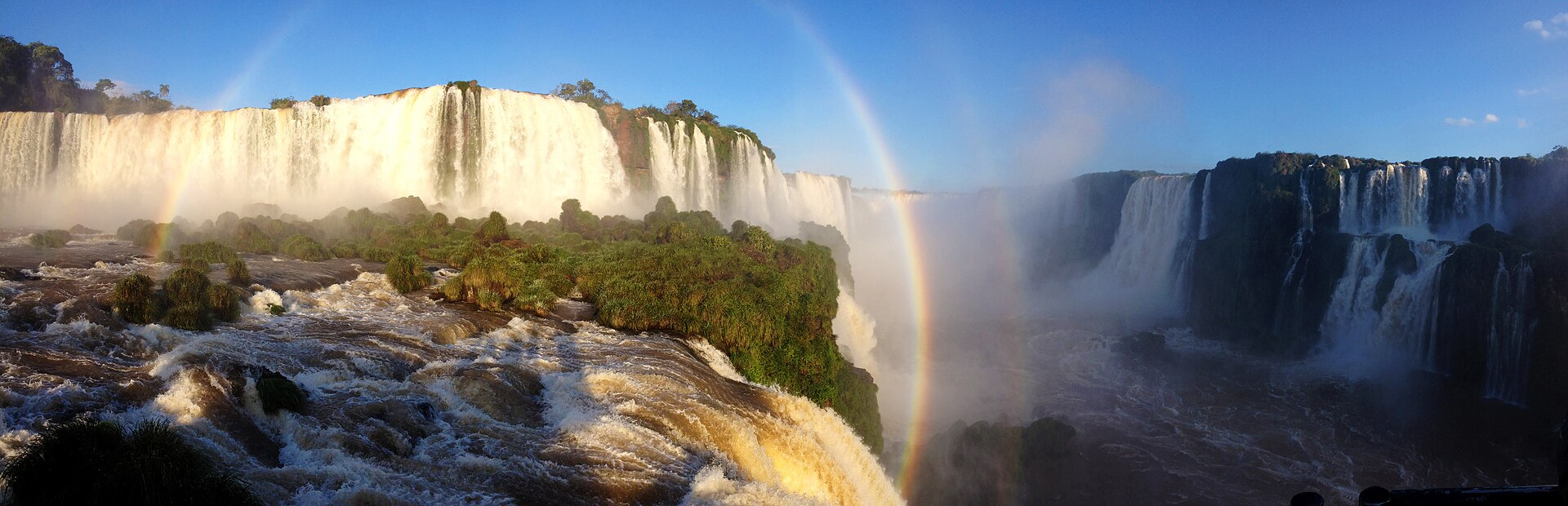 Cena de reportagem: file:Cataratas do Iguaçu - Panorâmica - Garganta do Diabo 02.jpg - Wikimedia Com, no trecho “O que o respingo faz na mata”