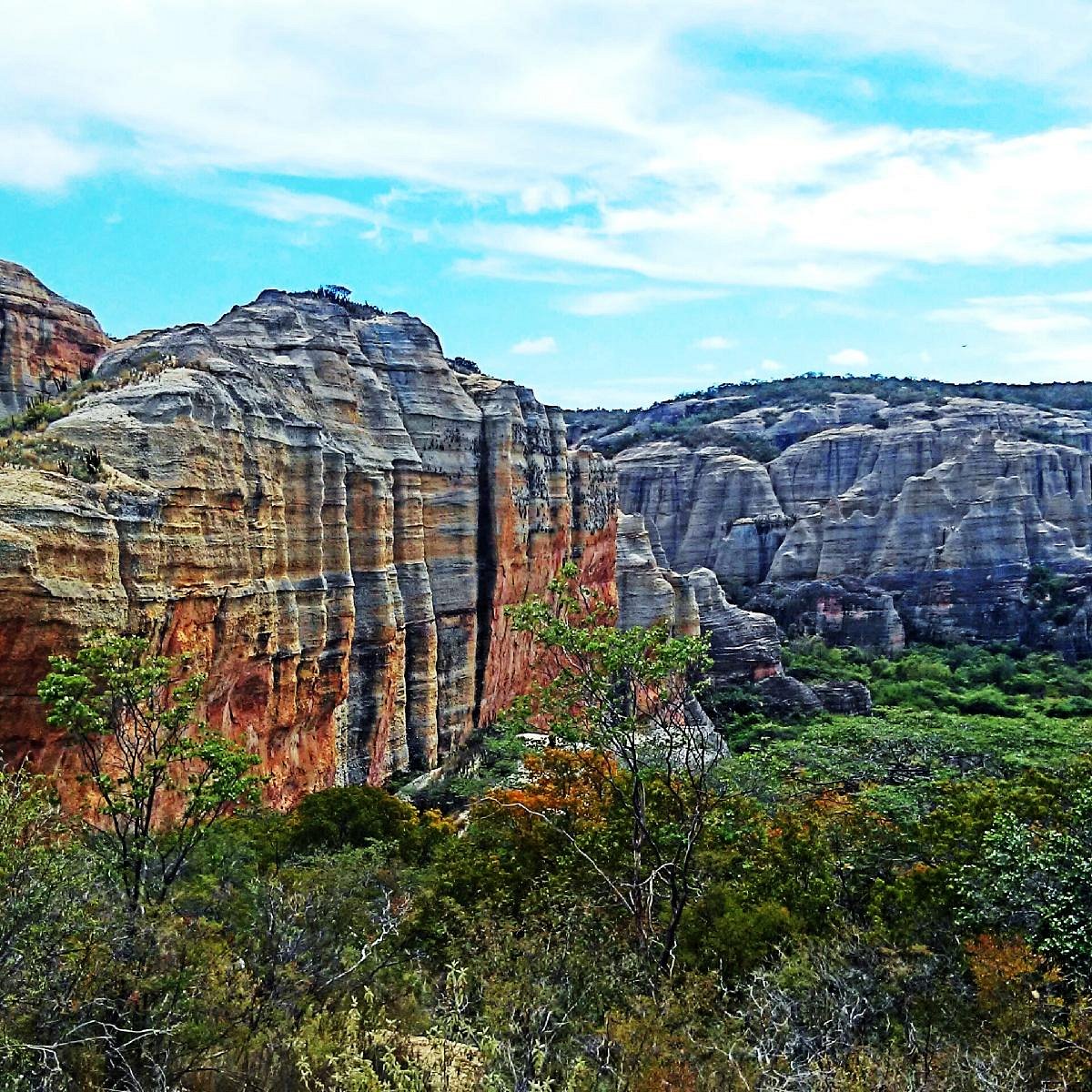 Cena de reportagem: sERRA DA CAPIVARA NATIONAL PARK - All You SHOULD Know Before You Go (w/ 2026 Rev, no trecho “Mais que natureza: patrimônio da humanidade”