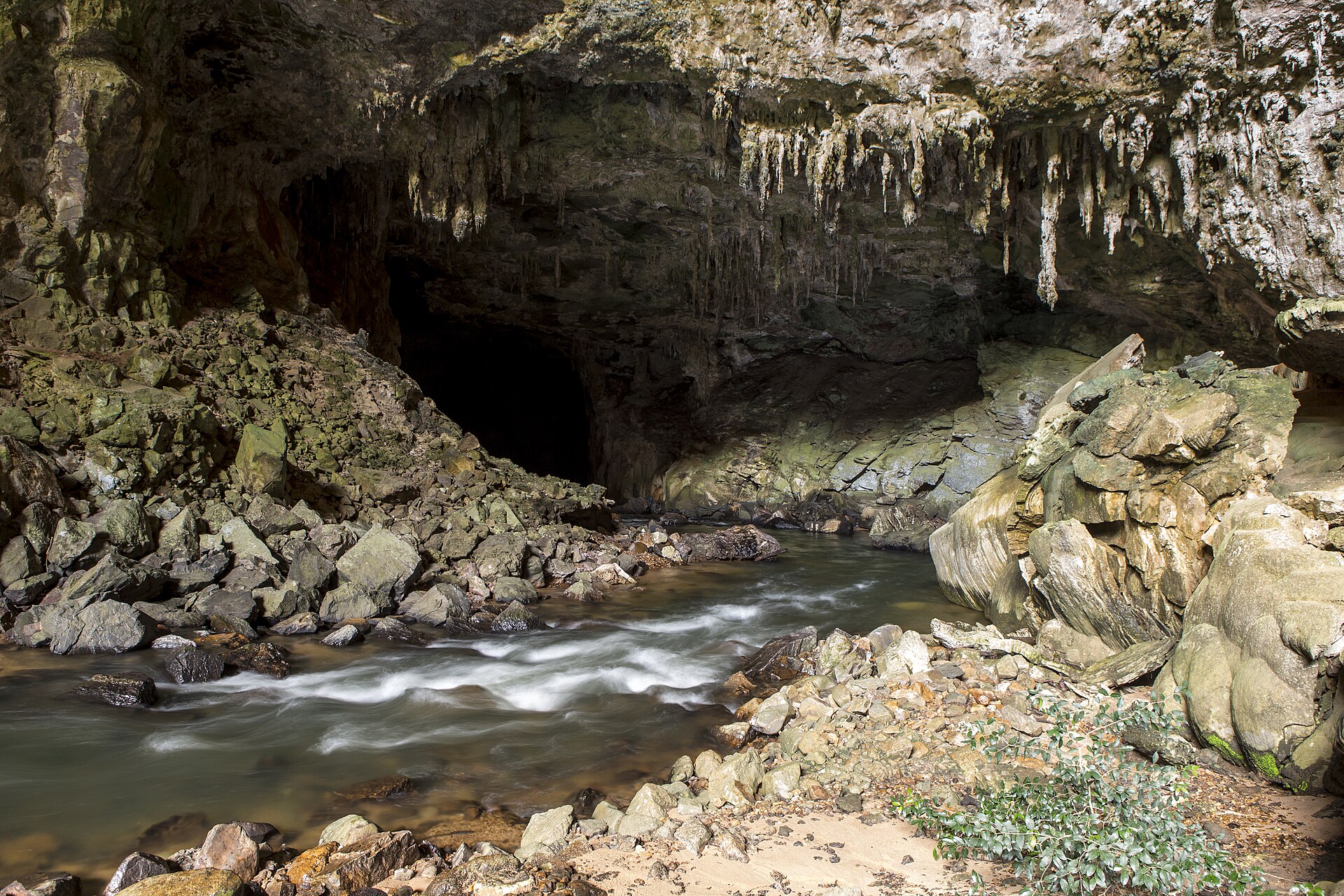 Cena de reportagem: file:Caverna Terra Ronca II - 2.JPG - Wikimedia Commons, no trecho “Por que o subsolo é tão cheio de cavernas”