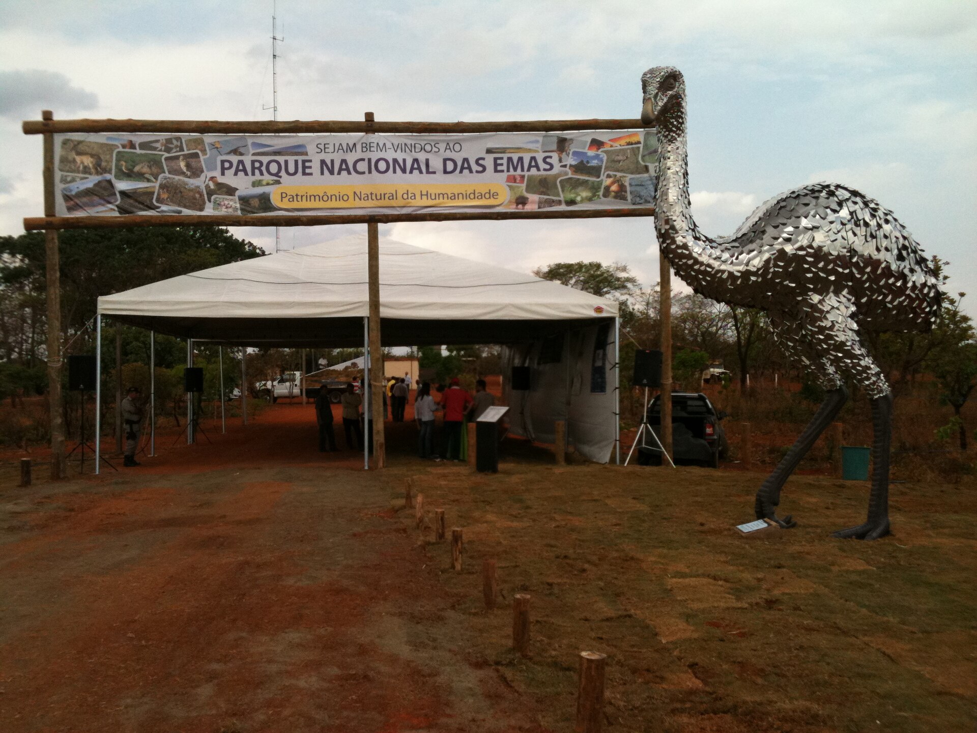 Cena de reportagem: file:Parque Nacional das Emas - panoramio.jpg - Wikimedia Commons, no trecho “As espécies ameaçadas protegidas”