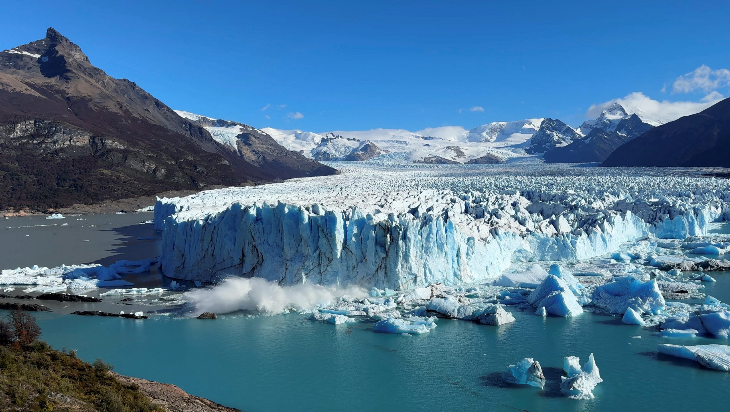 Cena de reportagem: \ Massive Icebergs Collapse from Argentina's Perito Moreno Glacier Amid Climate C, no trecho “Quando ir e quantos dias ficar”