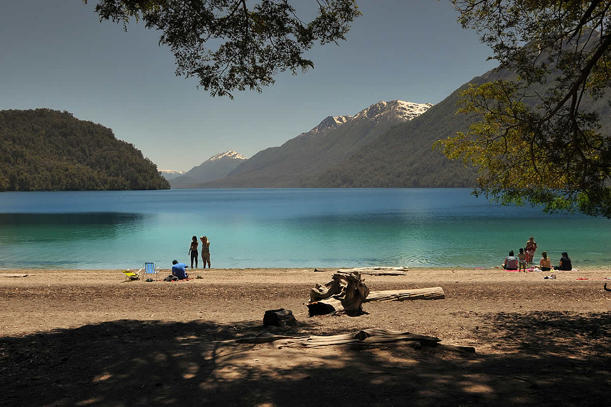 Cena de reportagem: correntoso Lake Beach, Villa La Angostura, no trecho “O que fica de fora dos sete”