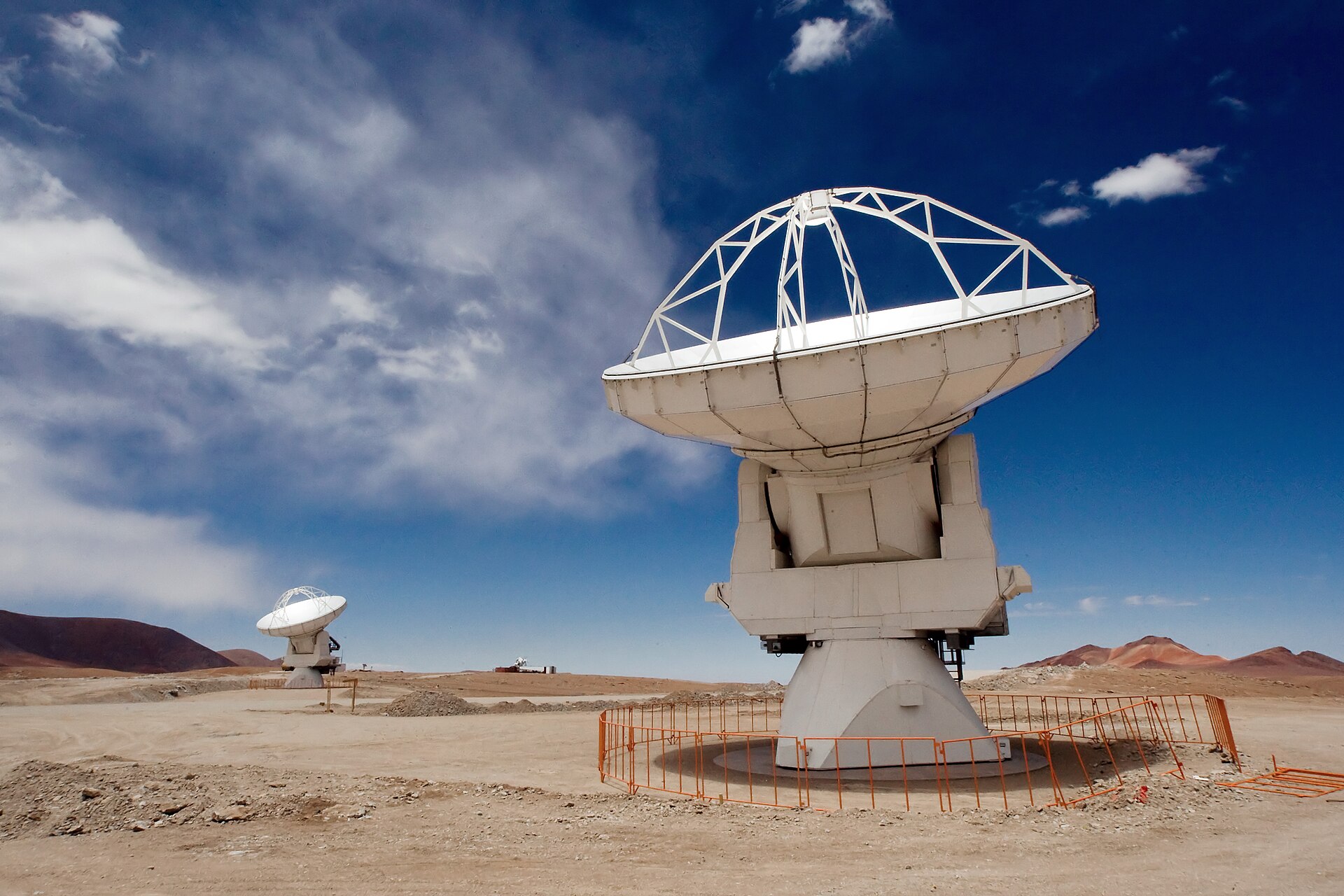 Cena de reportagem: file:ALMA Antennas on Chajnantor.jpg - Wikipedia, no trecho “Por que o ar seco faz diferença”