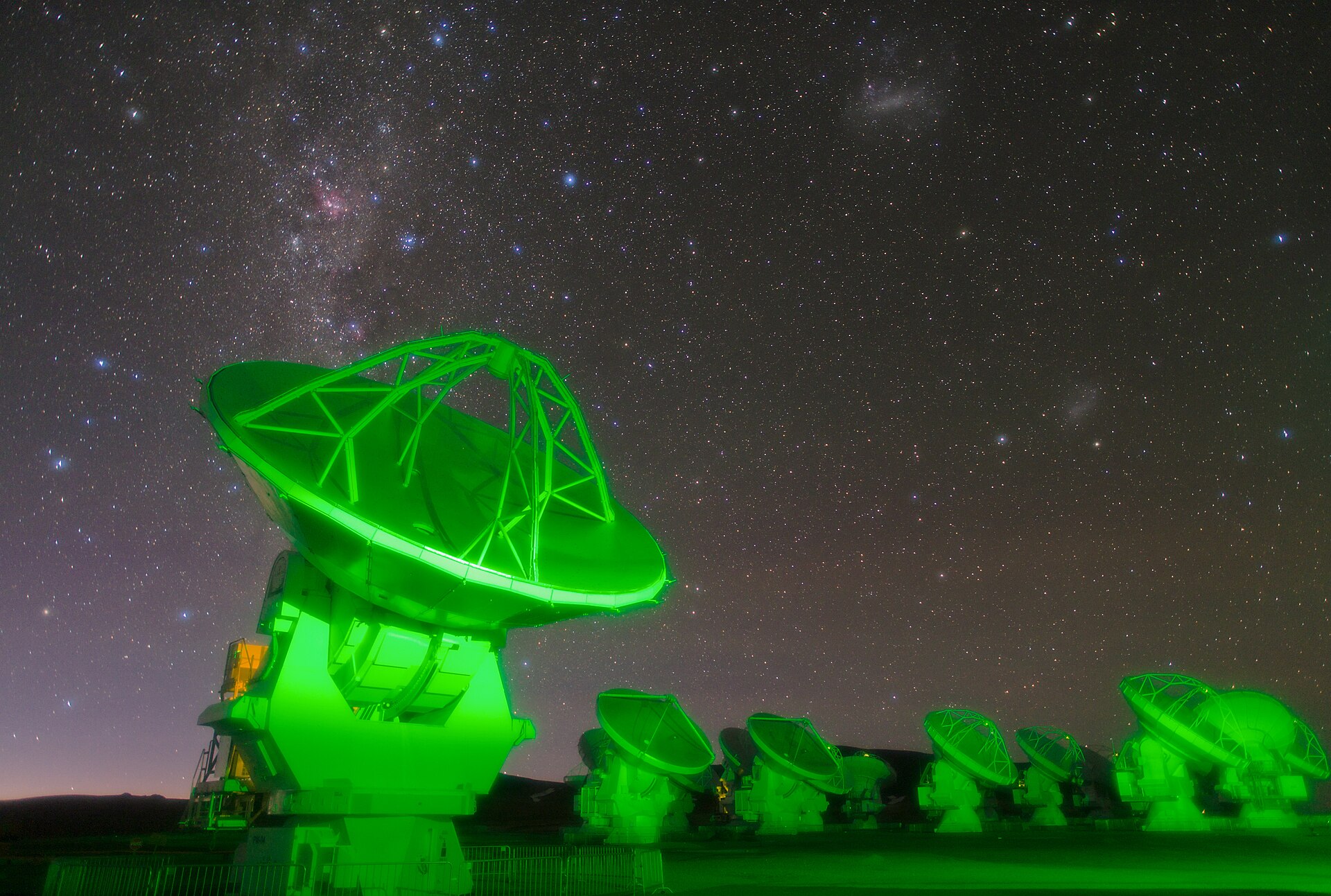 Cena de reportagem: file:ALMA antennas on Chajnantor.jpg - Wikipedia, no trecho “O que ver para quem visita”