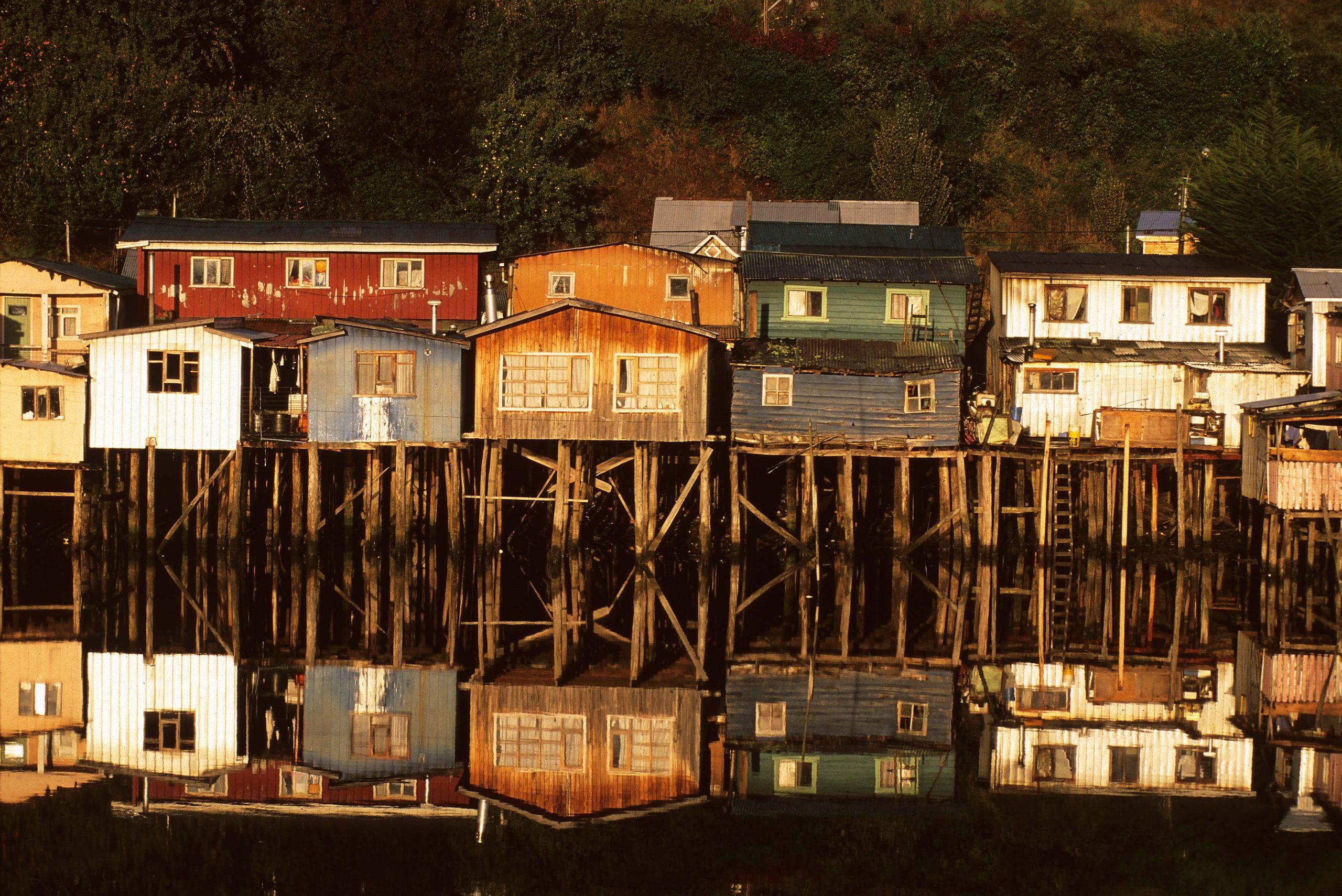 Cena de reportagem: castro Village Markets and Stilt Houses Experience, Tierra Chiloe Chile Luxury T, no trecho “Dois dias entre Castro e Ancud”