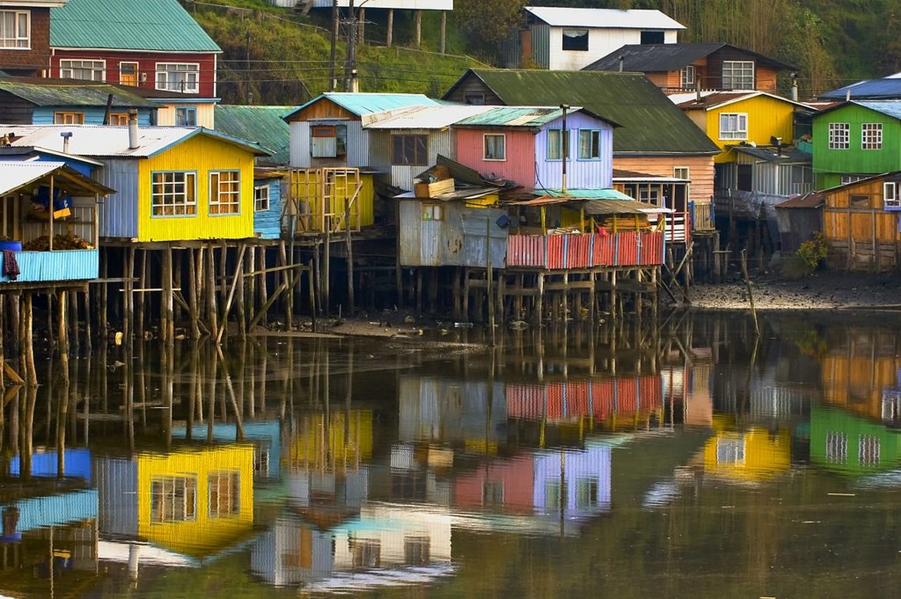 Cena de reportagem: castro, Chiloe Large HERE This made explore, no trecho “Clima e o que levar”