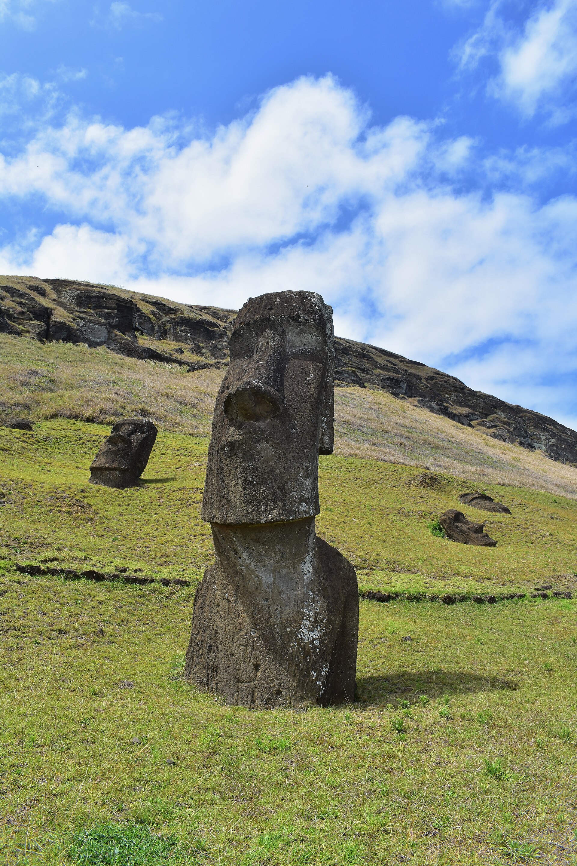 Cena de reportagem: file:Moai at Rano Raraku (Easter Island).jpg - Wikimedia Commons, no trecho “Outros destinos de natureza e cultura”