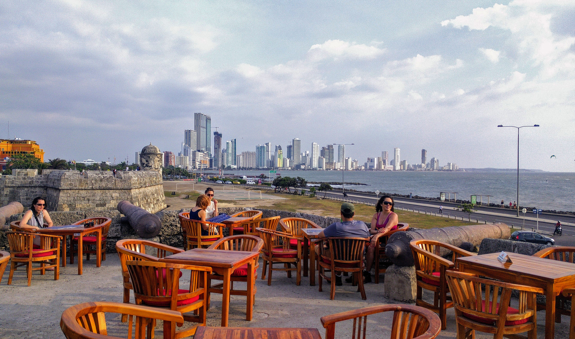 Cena de reportagem: cartagena risks being removed from the UNESCO World Heritage list ArchDaily, no trecho “Castelo, ruas coloniais e praias de Barú e das Ilhas do Rosário”