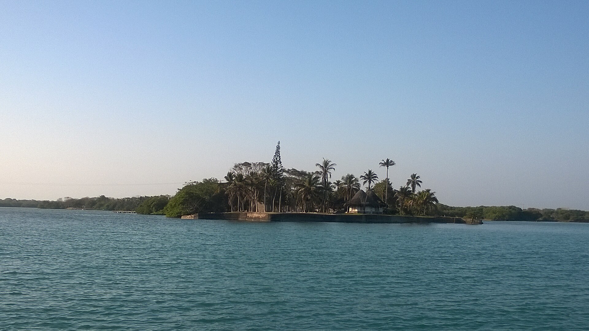 Cena de reportagem: file:Islas del Rosario - Cartagena (5).jpg - Wikimedia Commons, no trecho “Distâncias, preços e época: dados que a página oficial deixa em aberto”