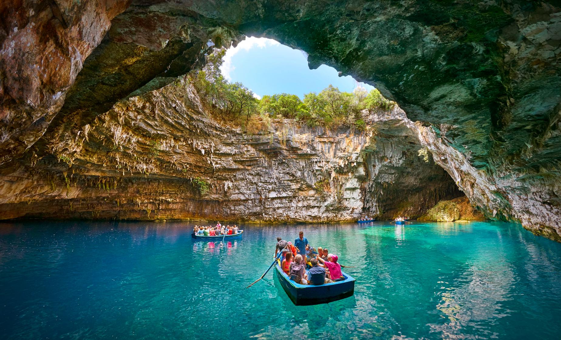 Cena de reportagem: melissani Lake and Myrtos Beach Tour in Argostoli, Greece, no trecho “De onde vem a água”