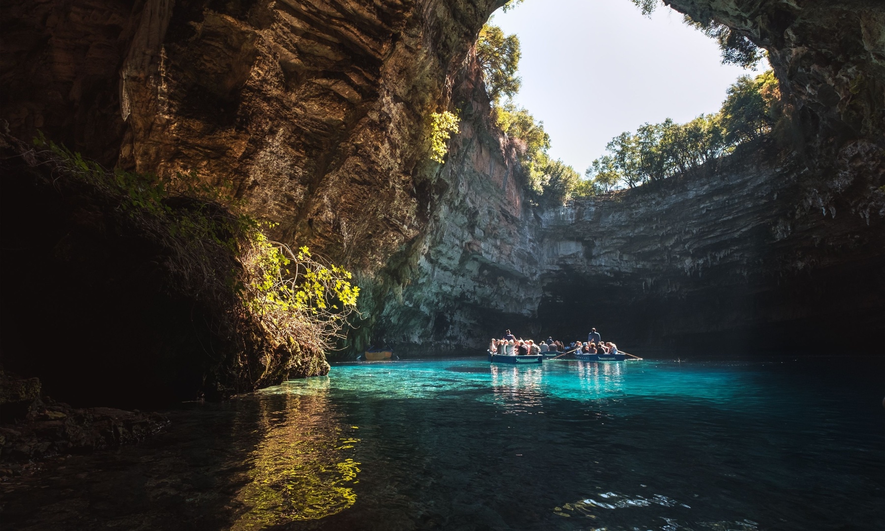 Cena de reportagem: in Grecia esiste una grotta dove la luce illumina un lago turchese sotterraneo, no trecho “Outros pontos de Cefalônia”