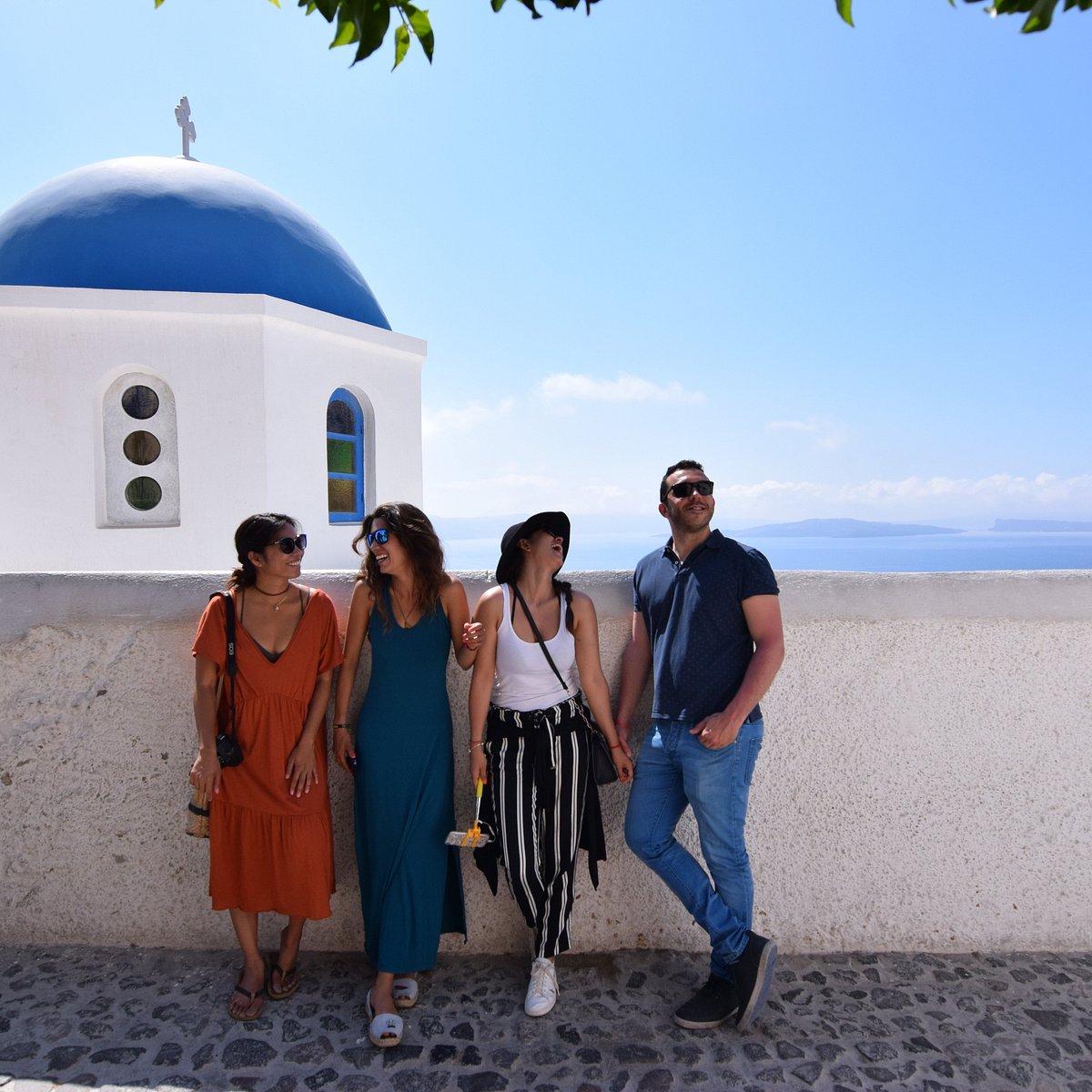 Cena de reportagem: a MAR SANTORINI (2026) All You MUST Know Before You Go (w/ Reviews), no trecho “Quanto mede e quem mora lá”