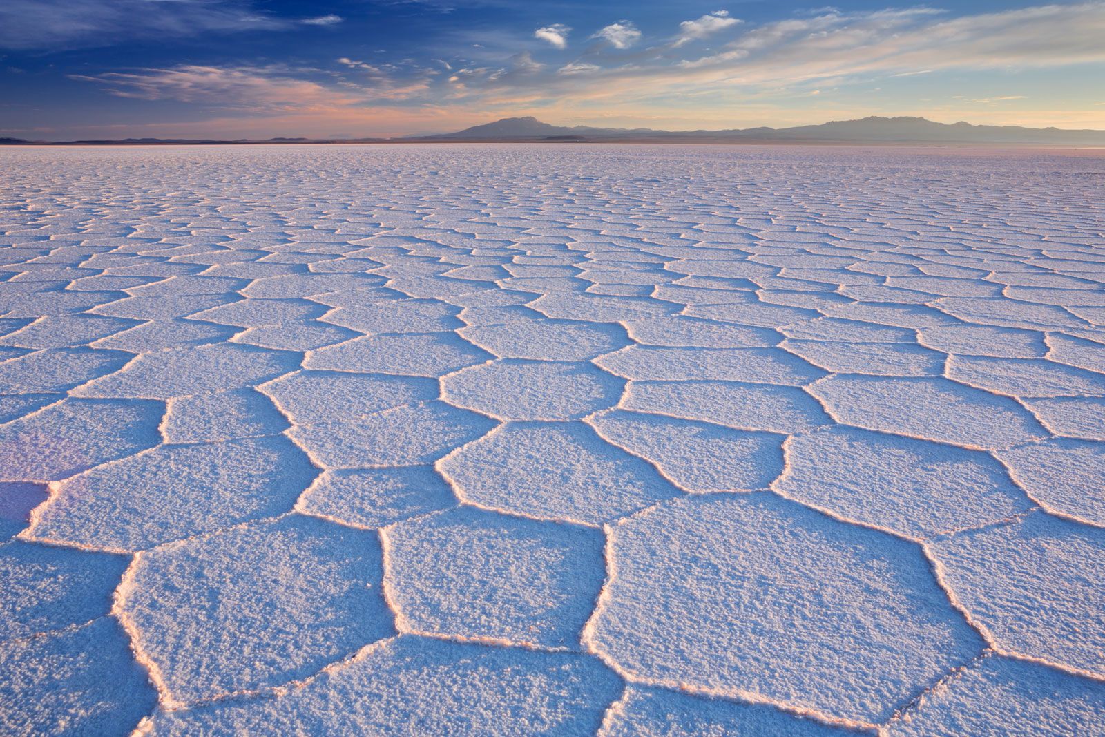 Cena de reportagem: uyuni Salt Flat Map, Facts, & Elevation Britannica, no trecho “Clima, ilhas e flamingos”