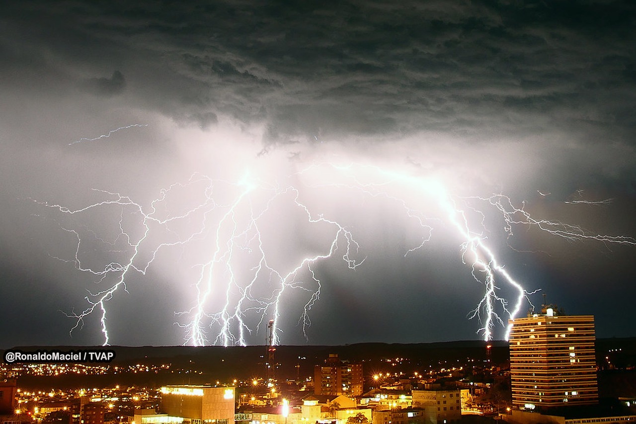 Cena de reportagem: tempestade de Raios/Thunderstorm Ronaldo SM Flickr, no trecho “Como se preparar antes da quinta-feira”