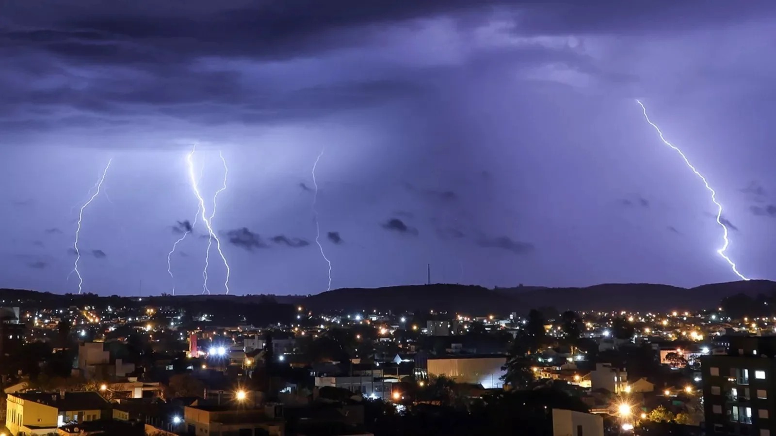 Cena de reportagem: alerta vermelho: temporais, chuva forte e risco de cheias de rios, no trecho “Quanto deve chover no Rio Grande do Sul, em Santa Catarina e no Paraná”