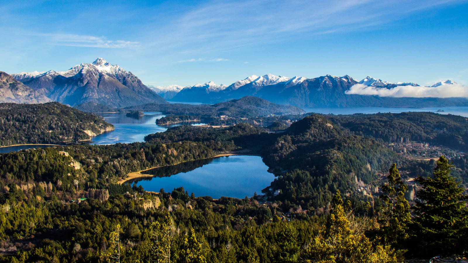 Cena de reportagem: a Gateway To Nahuel Huapi National Park Features Argentina's Lake District And T, no trecho “Do Parque Nacional del Sud ao Nahuel Huapi”