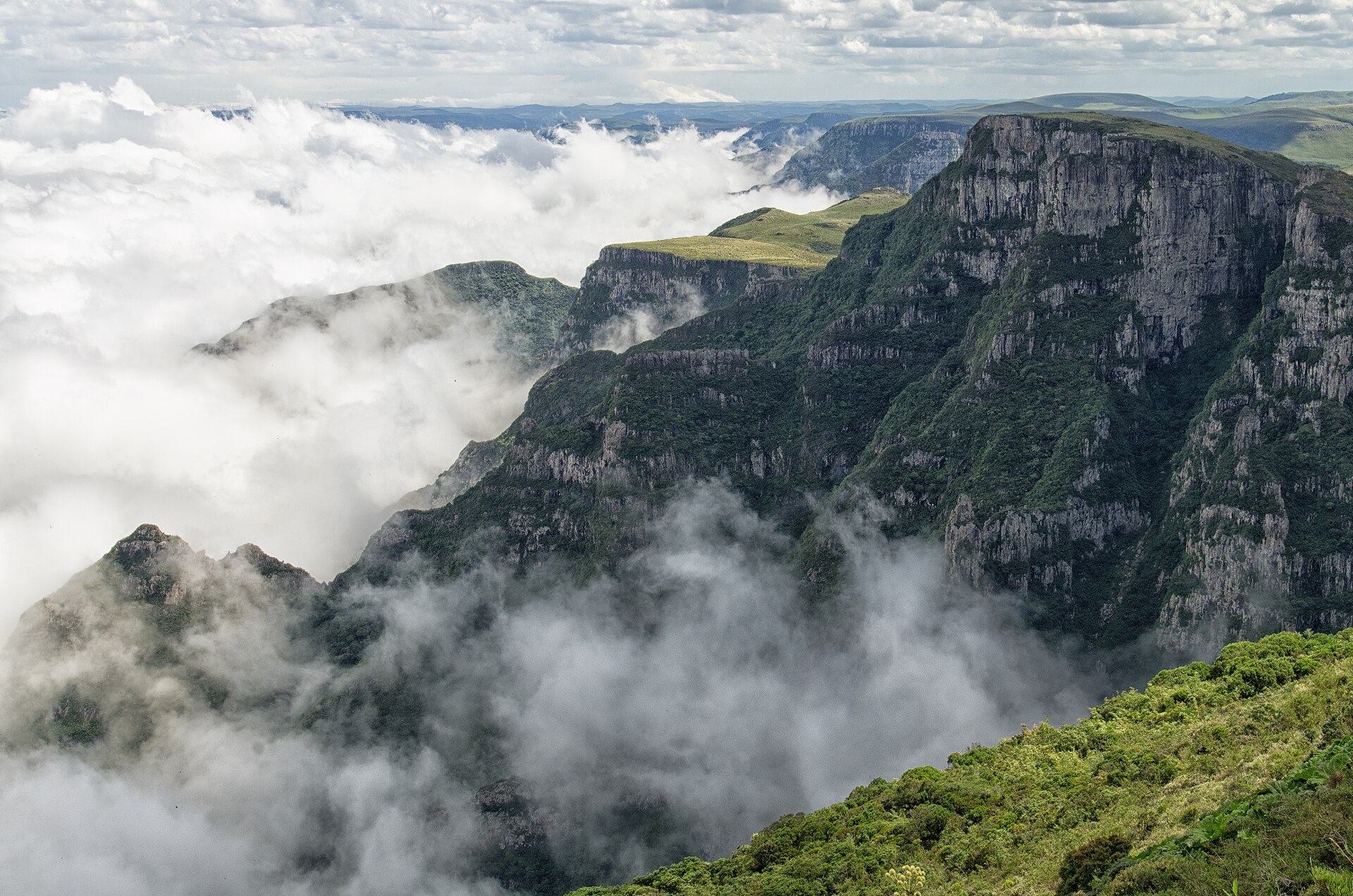 Cena de reportagem: file:Parque Nacional de S. Joaquim (16314060898).jpg - Wikimedia Commons, no trecho “O que já saiu do papel no Parque Nacional de São Joaquim”