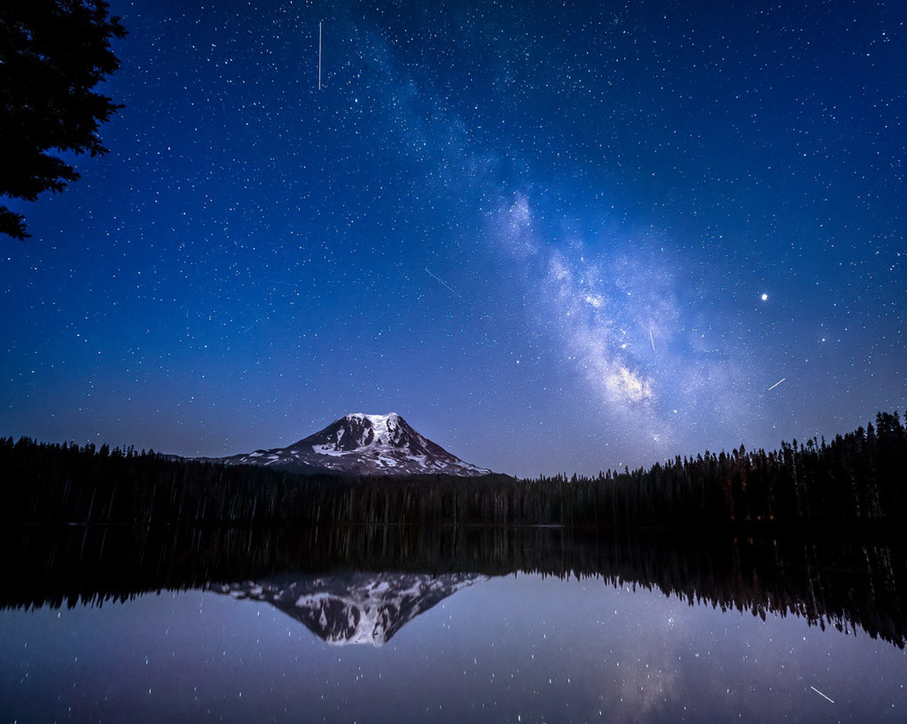 Cena de reportagem: the Delta Aquariids meteor shower and Milky Way over Mt. A. Flickr, no trecho “Outras datas para quem gosta de céu”