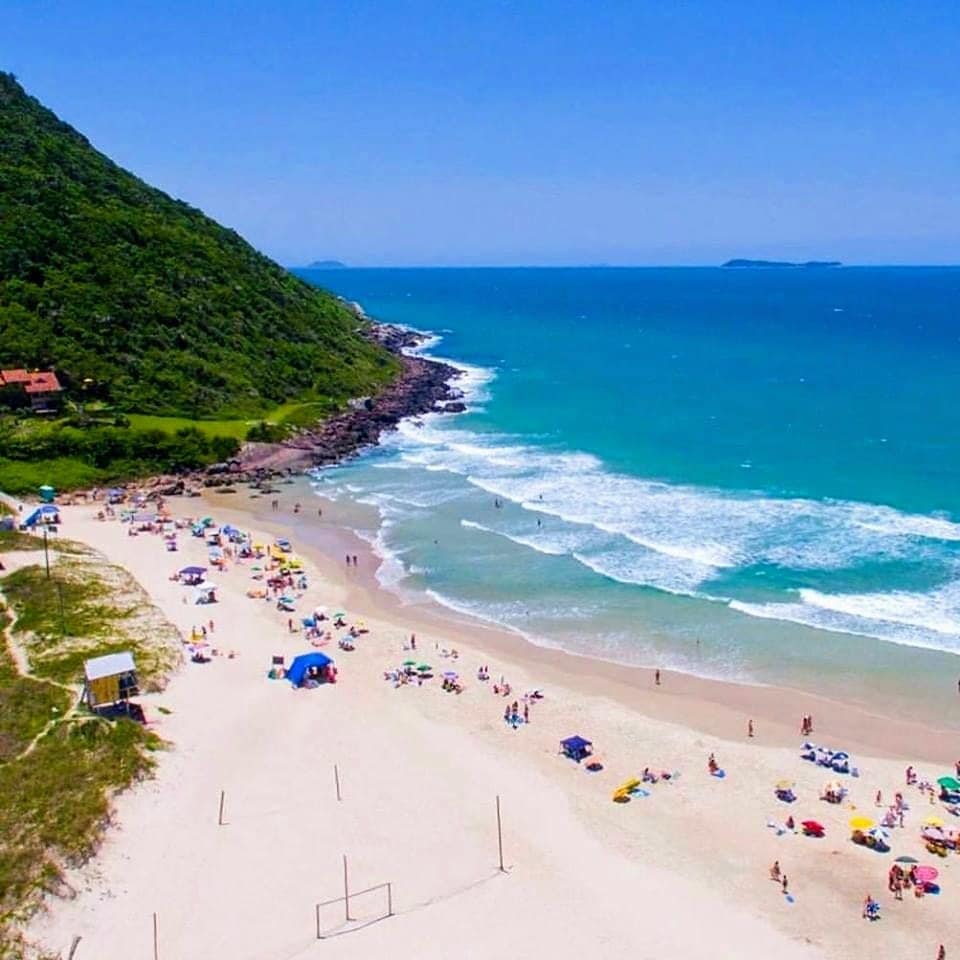 Cena de reportagem: beach, Family, Friends, Nature - Houses for Rent in Garopaba, Santa Catarina, Br, no trecho “Ideias para uma viagem curta no feriado”