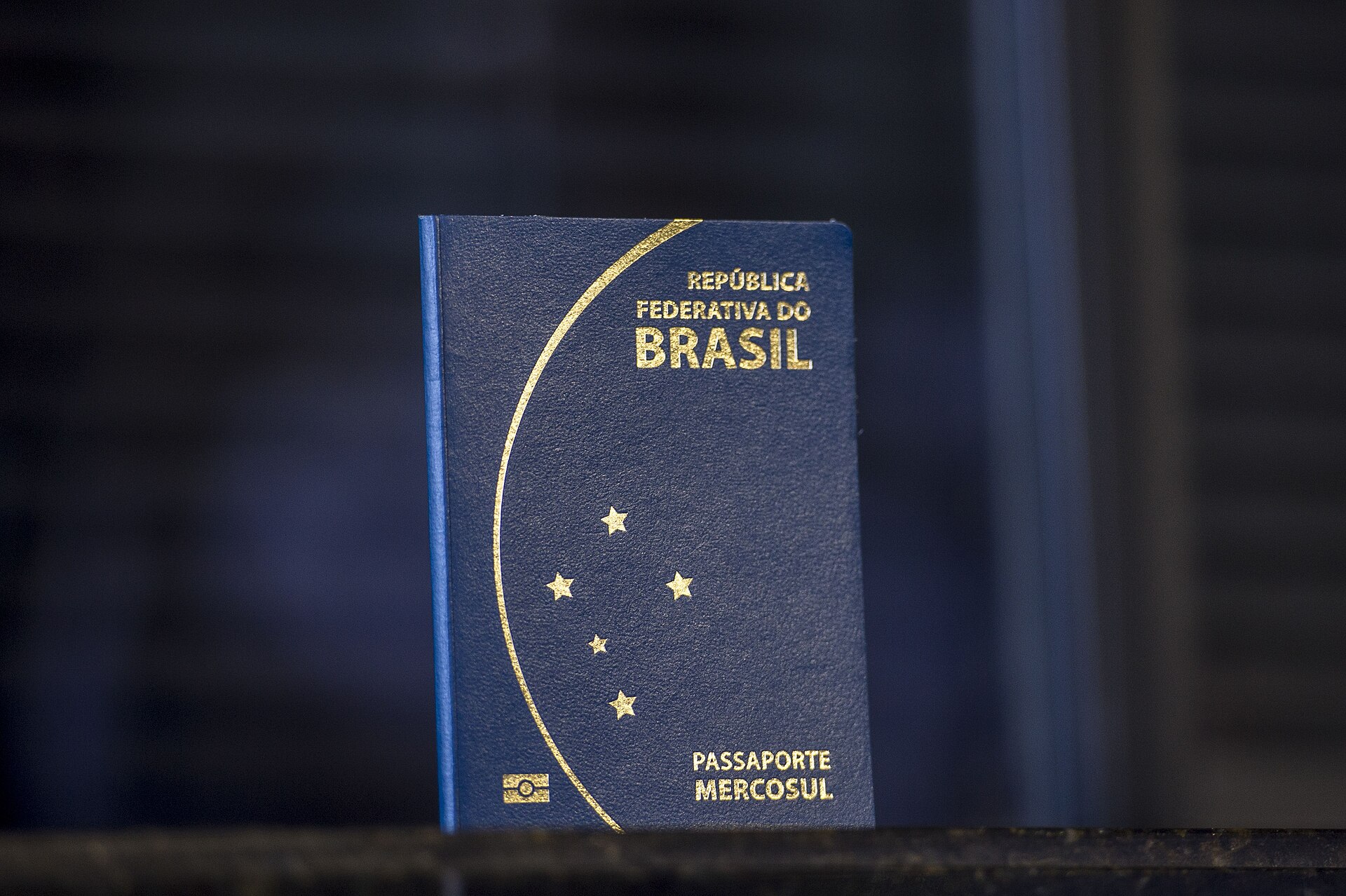 Cena de reportagem: file:Passaporte brasileiro 2015.jpg - Wikipedia, no trecho “O caminho do pedido até a entrega”